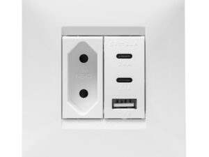 מארז טריפל USB עם שקע דו פיני לקופסא 55, מתאם ומסגרת BE לבנה ניסקו סוויץ'