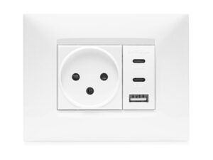 מארז טריפל USB 2C+A PD 20W, שקע כח, מתאם ומסגרת BE לבנה 3 מודול ניסקו סוויץ'