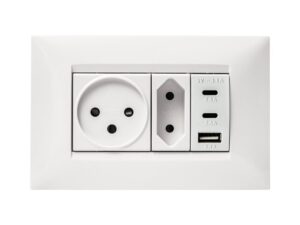 מארז טריפל USB, שקע כח, שקע דו פיני ומסגרת BE לבנה 4 מודול ניסקו סוויץ'